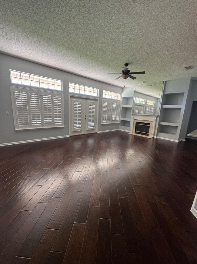 Building Photo - 4 bedroom 2 bath home with large fenced in...