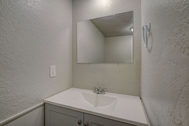 Building Photo - Great 4 Bedroom 2.5 Bathroom!