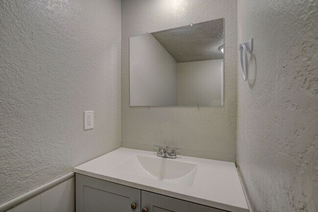 Foto del edificio - Great 4 Bedroom 2.5 Bathroom!