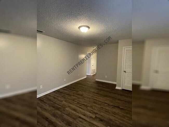 Foto del edificio - 7400 Debbie Dr