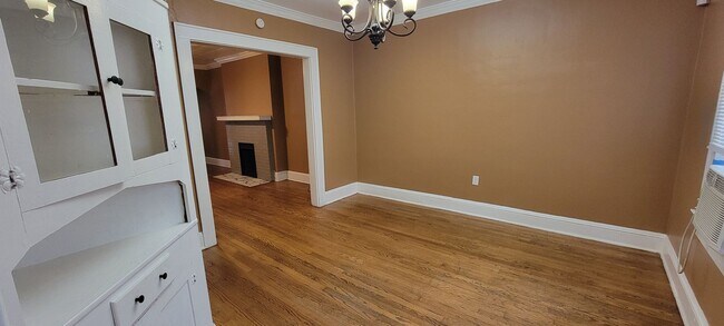 Building Photo - 1622 Christine Drive . Central air and hea...