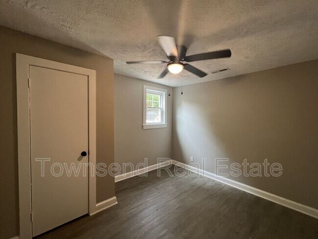 Building Photo - 807 Branson St