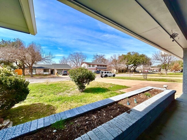 Foto del edificio - Warm & Inviting 3 Bed, 2 Bath Home with 2-Car Garage & Fireplace