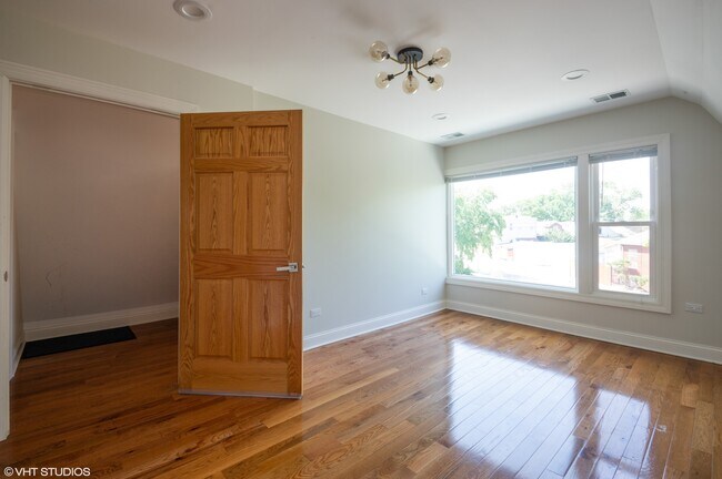 Foto del edificio - 5307 N Lynch Ave