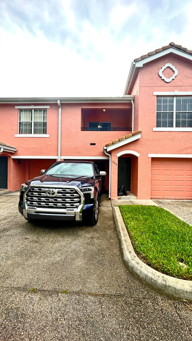 Building Photo - 118 SW Peacock Blvd