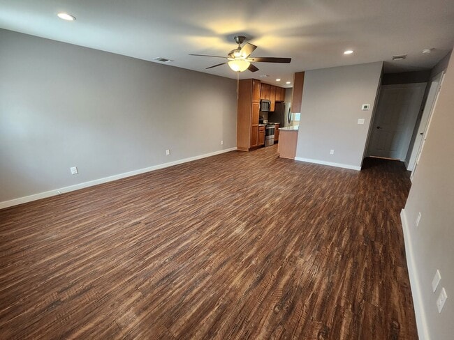 Building Photo - Recently Remodeled 2/1 / Fridge Included /...