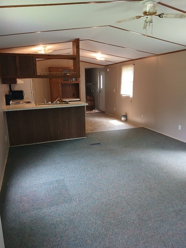 Building Photo - 107 Elm St