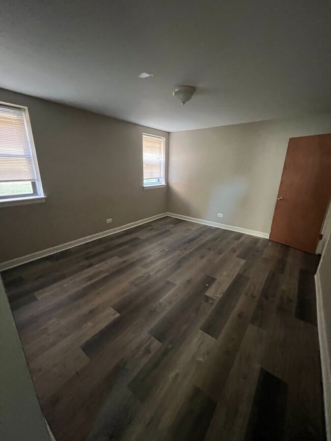 Building Photo - 5718 N Mozart St