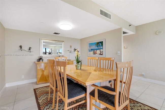 Building Photo - 2 br, 2 bath Condo - 3200 Port Royale Dr N...