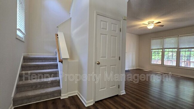 Foto del edificio - 100 Mint Hill Dr