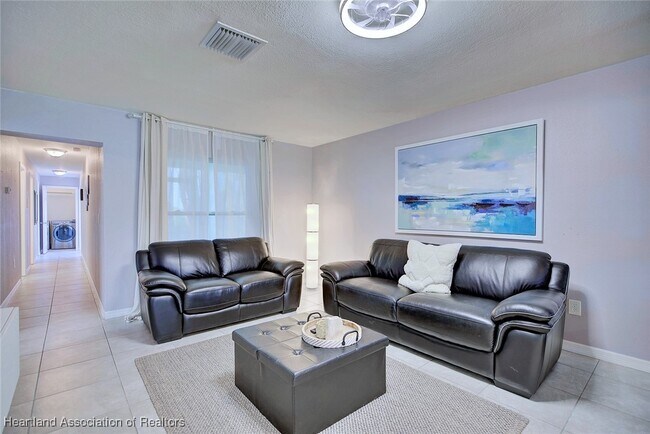 Foto del edificio - 4706 Mercado Dr