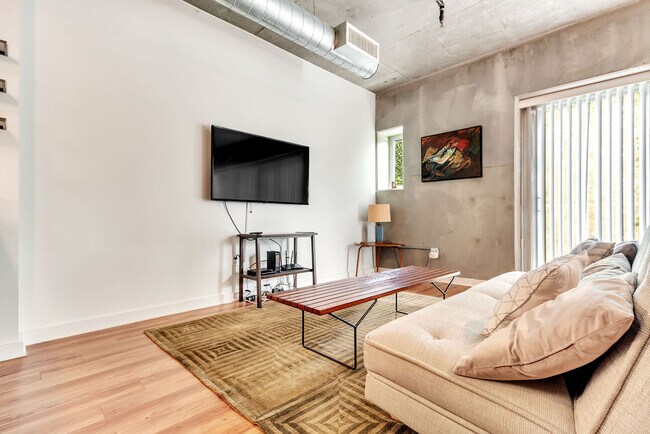 Foto del edificio - 645 W 9th St