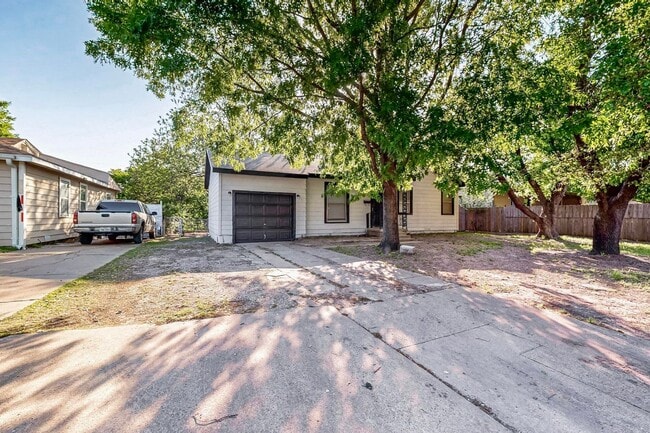 Photo - Charming 2-Bedroom Cottage with Big Backyard House