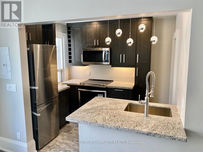 Photo du bâtiment - 922-922 Bathurst St