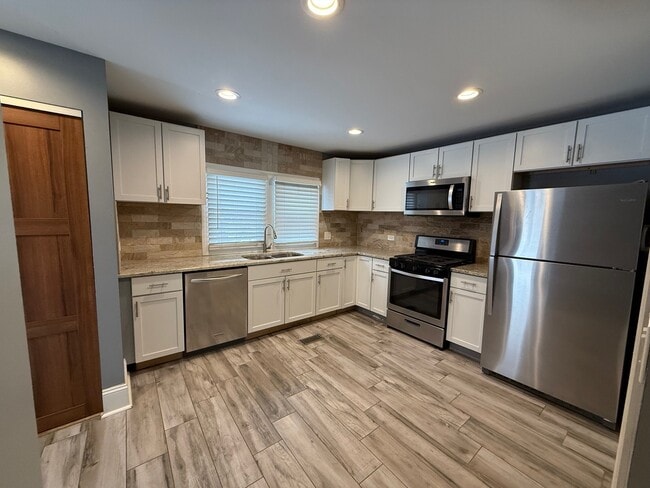 Building Photo - 15036 W Russell Rd