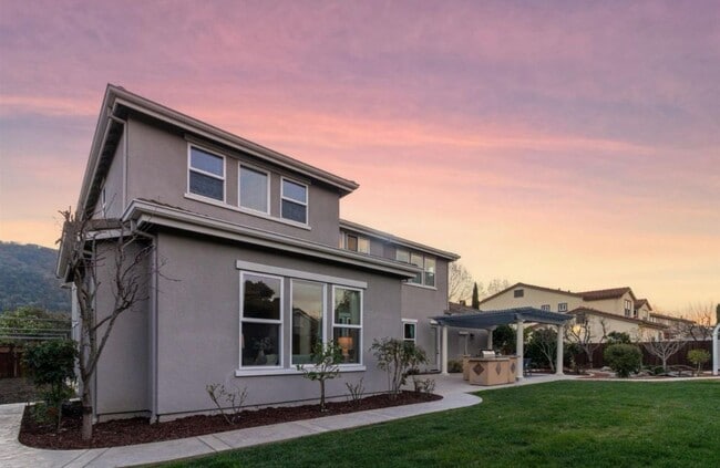 Building Photo - Pleasanton Ridge 5 bed/5 bath, Solar, Amen...