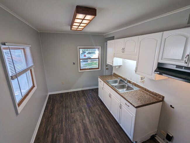 Foto del edificio - Nicely updated three-bedroom ranch with garage.