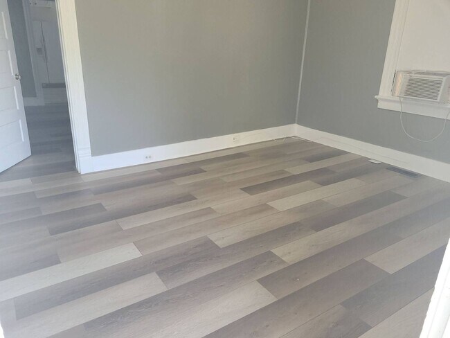 Building Photo - 1BR, 1BA Efficiency apart.
