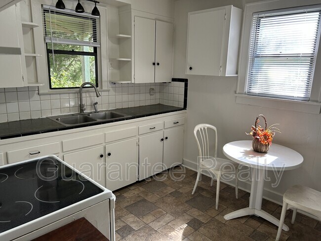 Building Photo - 2246 SE 3rd Ave