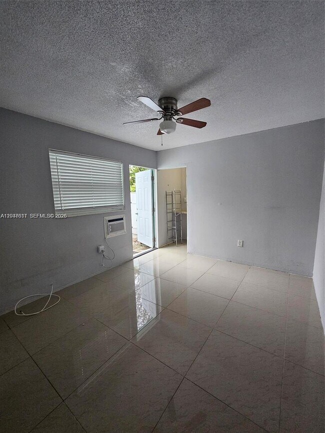 Foto del edificio - 915 SW 16th St