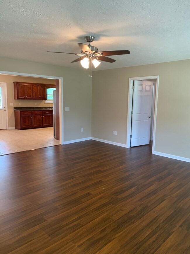 Building Photo - Beautiful 3 Bed, 2 Bath home located in Ma...