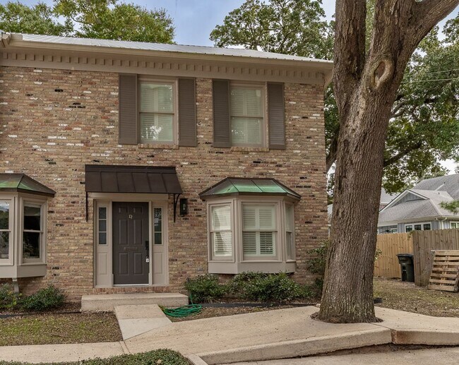 Foto del edificio - Two bedroom two and a half bath across from Mobile Bay!