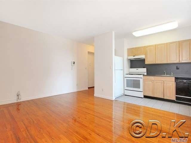 Building Photo - 25 W Broadway