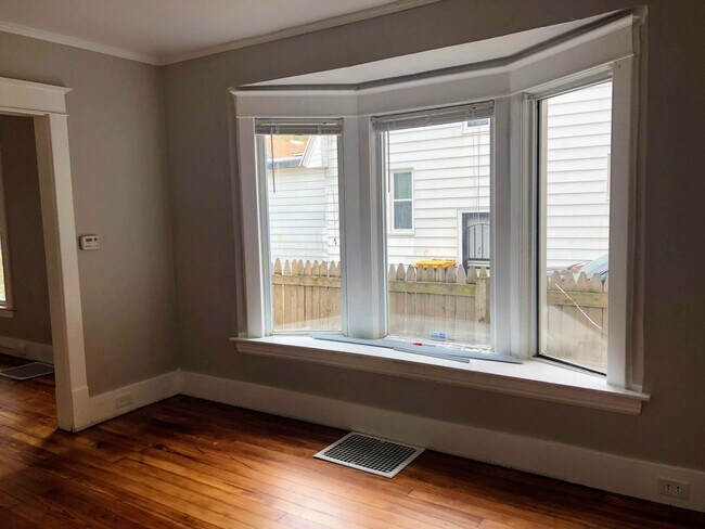 Foto del edificio - 1353 Ewing SE - Water Included, Washer/dry...