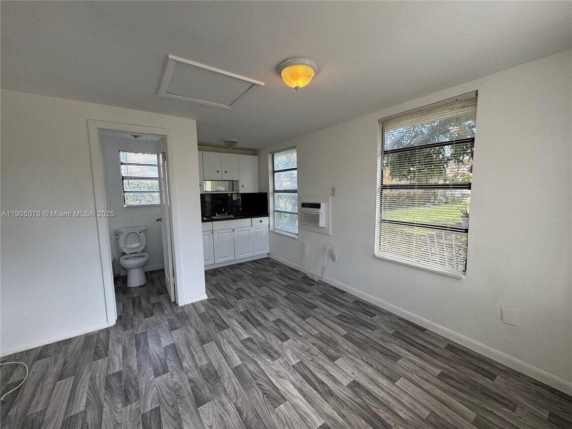 Foto principal - 2549 NE 190th St