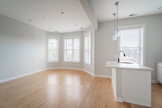 Building Photo - 1035 W Diversey Pkwy