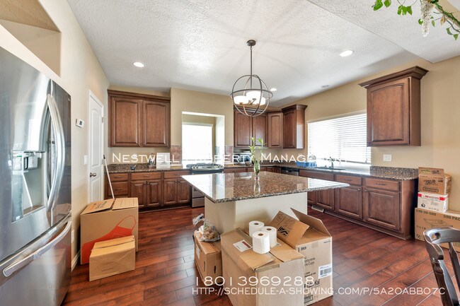 Building Photo - Amazing 7 Bedroom South Jordan Home