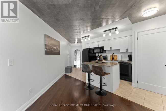 Building Photo - 340-340 Watson St W