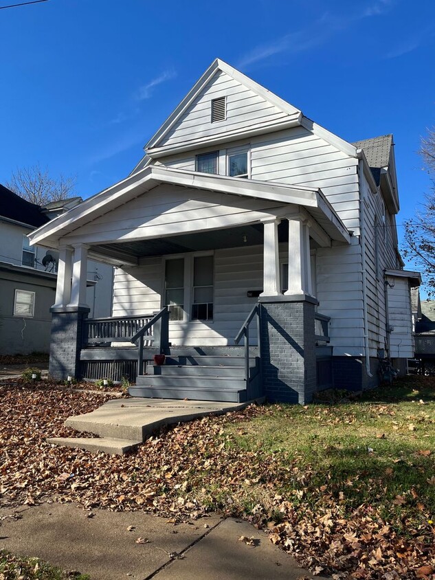 701 S. Center Apartment for Rent in Bloomington, IL