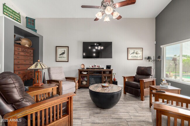 Foto del edificio - 16325 W Paradise Ln