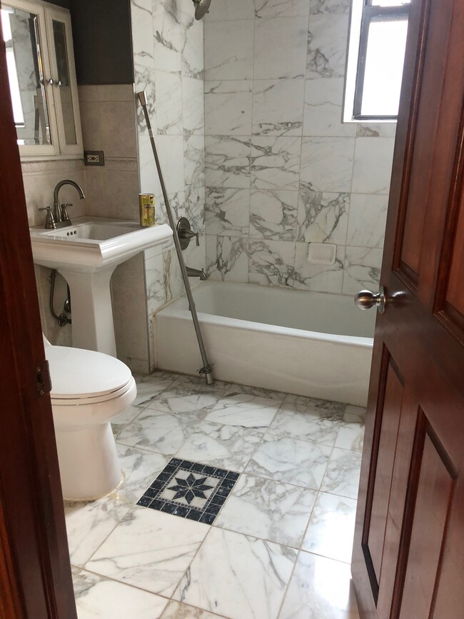 Baño - 1439 W 17th St