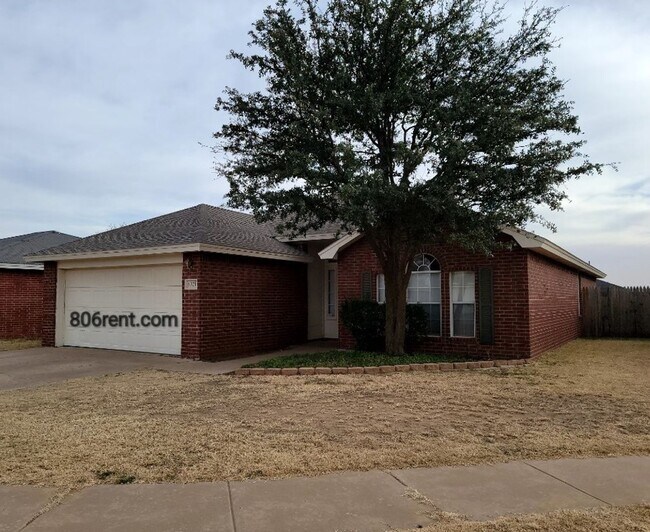 Building Photo - Open Concept 3/2/2 with Tons of Storage