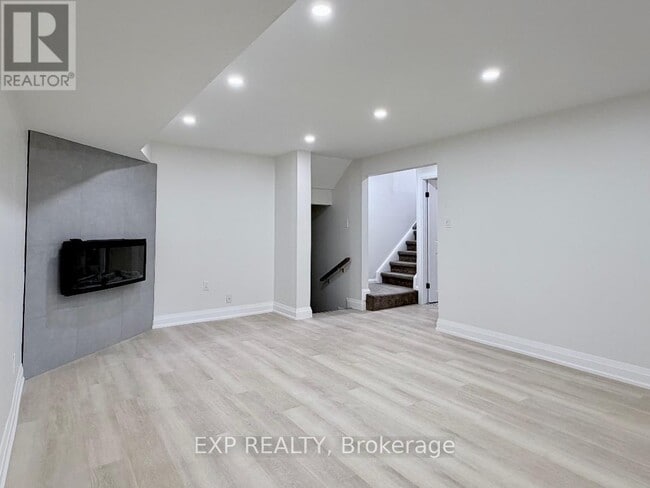 Building Photo - 270 Highview Crescent