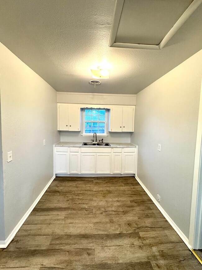 Building Photo - 4 Bedroom 1 Bath home