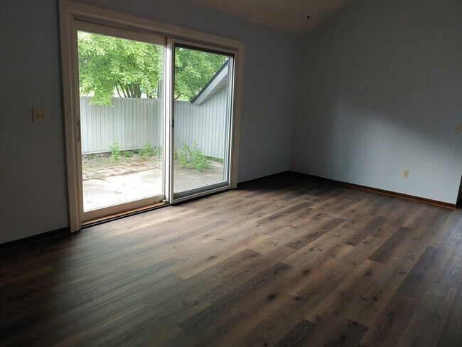 Foto del edificio - ***Moving Expense Relief Security Deposit ...