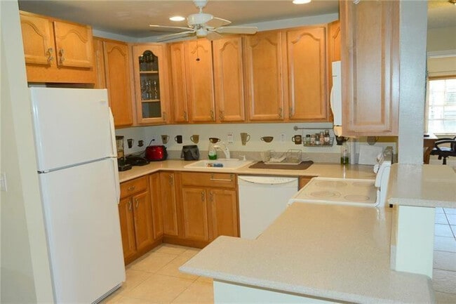 Building Photo - 6499 Bay Club Dr