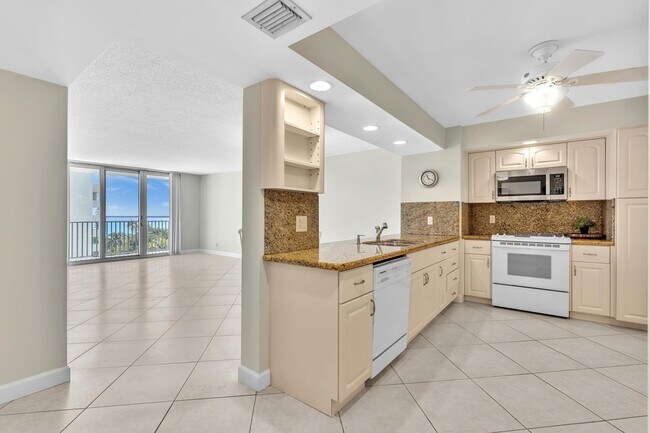 Building Photo - 1150 Hillsboro Mile