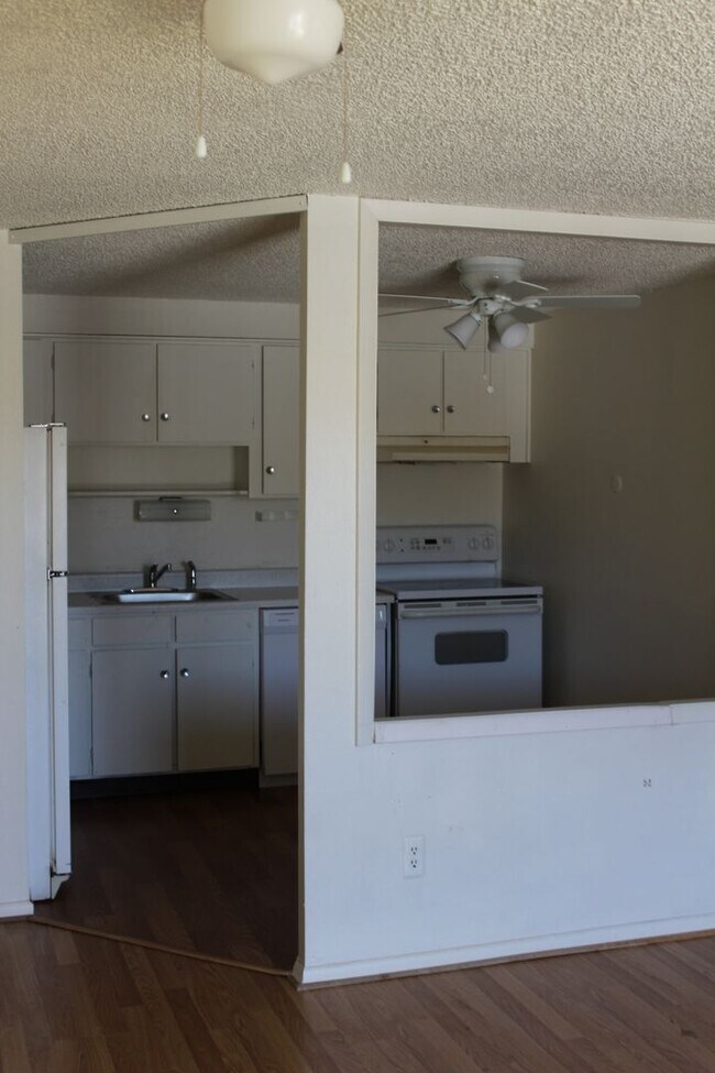 Building Photo - Wonderful 1 BR/1 BA Condo located on 3rd Floor in Secured Bldg!