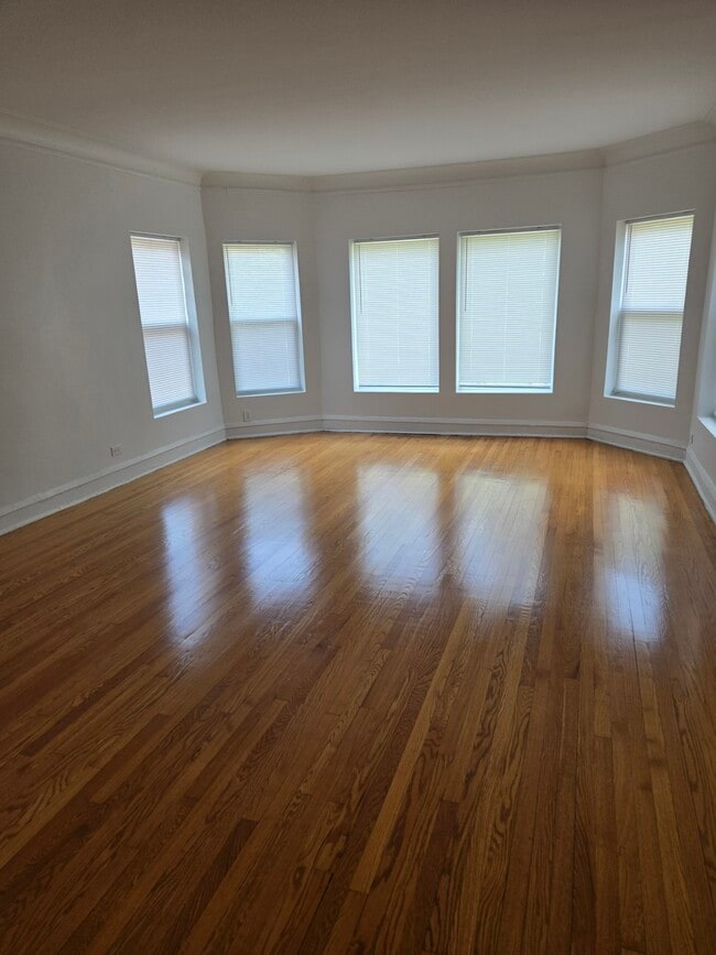 Living room - 2043 E 72nd Pl