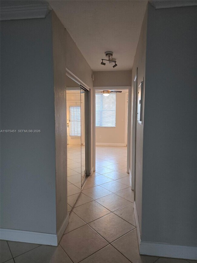 Building Photo - 441 Collins Ave