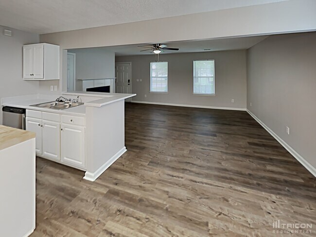 Building Photo - 220 E Lake Trail