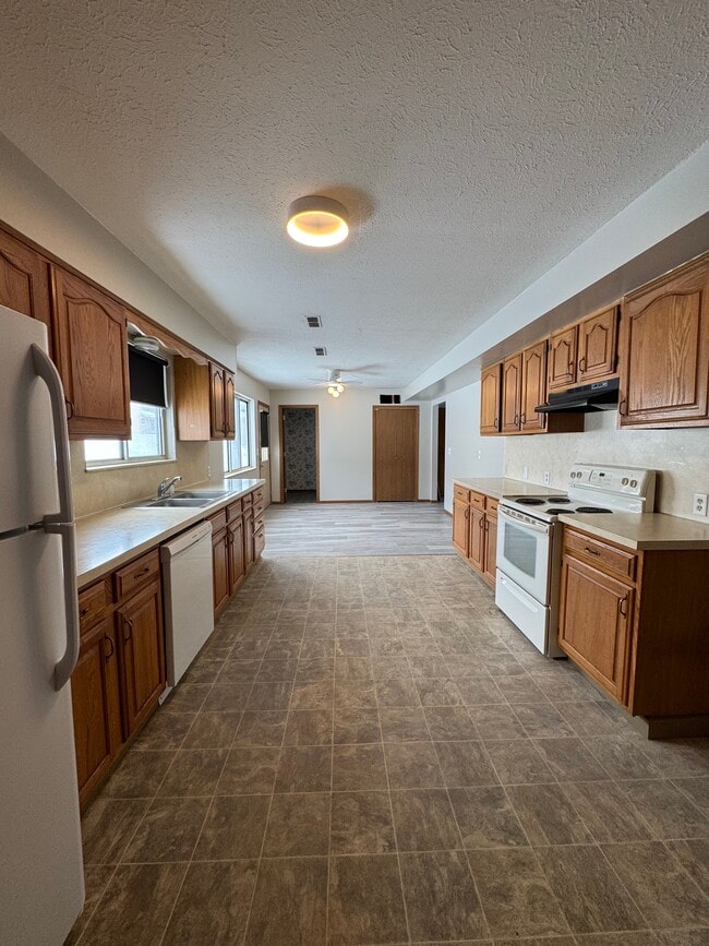 Building Photo - 1833 Cloveridge Dr