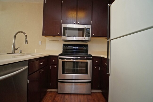 Building Photo - 5617 Walnut Ave