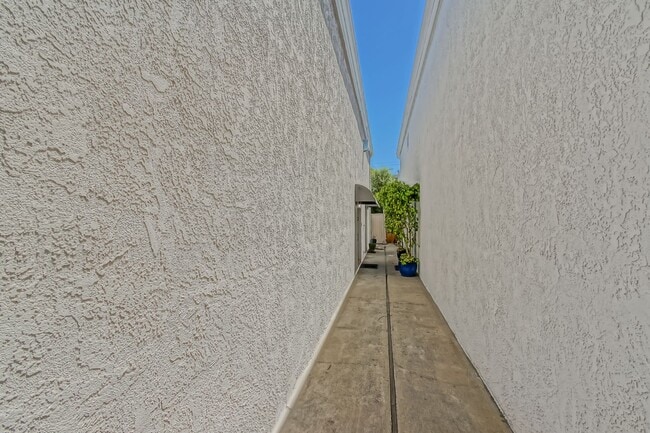 Building Photo - RECENTLY REMODELED, BRIGHT & AIRY 3BR2BA G...