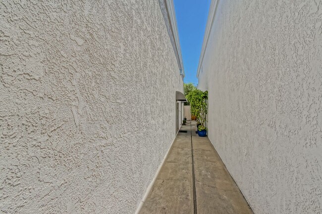 Foto del edificio - RECENTLY REMODELED, BRIGHT & AIRY 3BR2BA G...