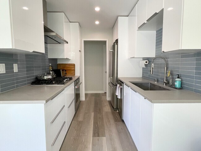 Foto del edificio - 404 San Vicente Blvd